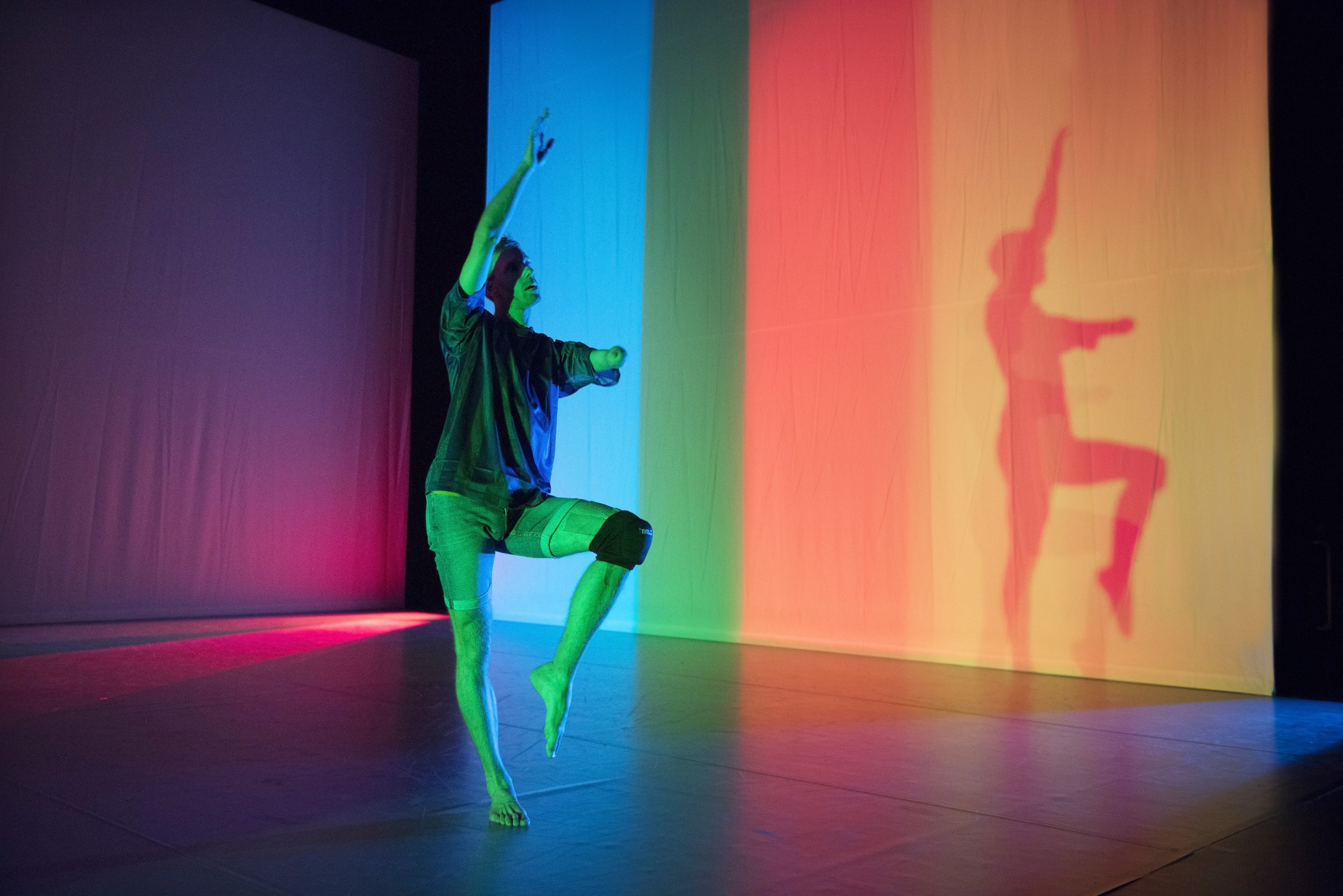 Toke Broni Strandby (Candoco Dance Company - Face In by Yasmeen Godder) Photog by Hugo Glendinning